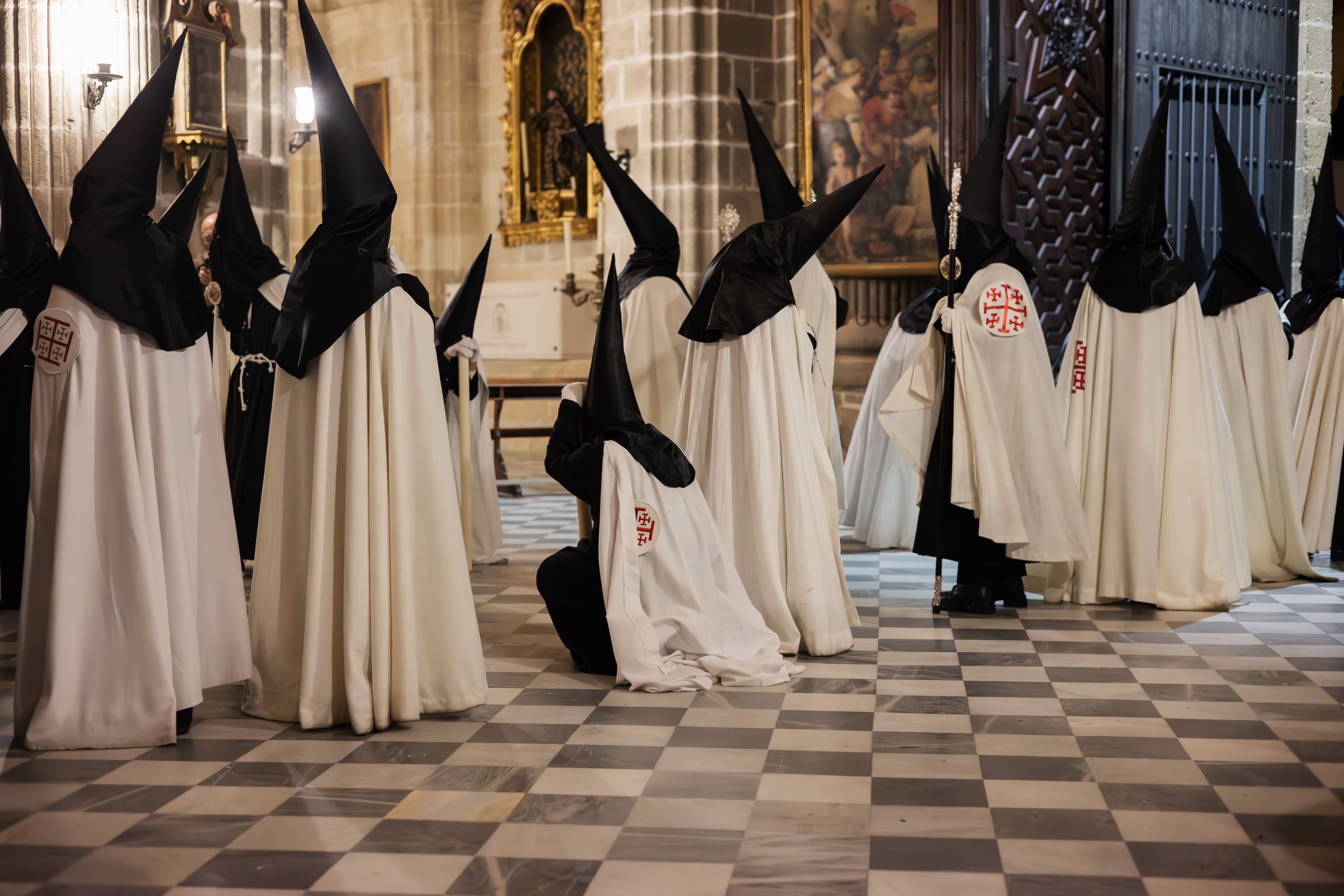 Nazarenos de Santa Marta en el interior de la Catedral. 
