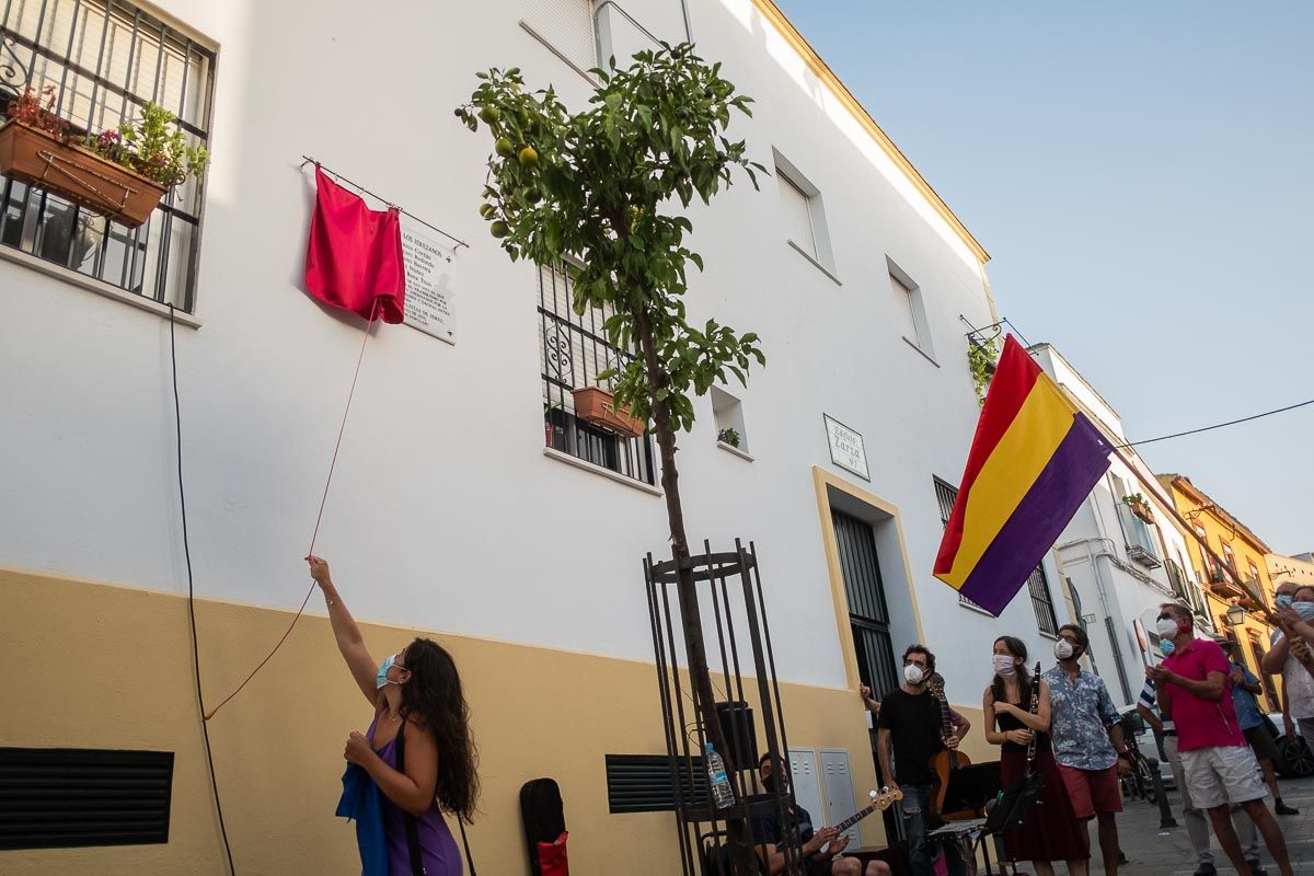 Tatiana Domínguez, descubriendo la placa en homenaje a los jerezanos asesinados en campos nazis. FOTO: MANU GARCÍA