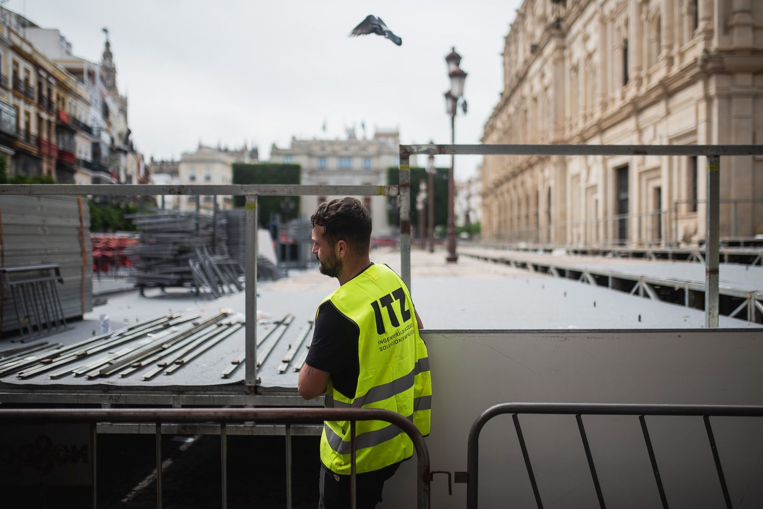 El desmontaje de la Carrera Oficial de Sevilla coincide con la instalación de los toldos.