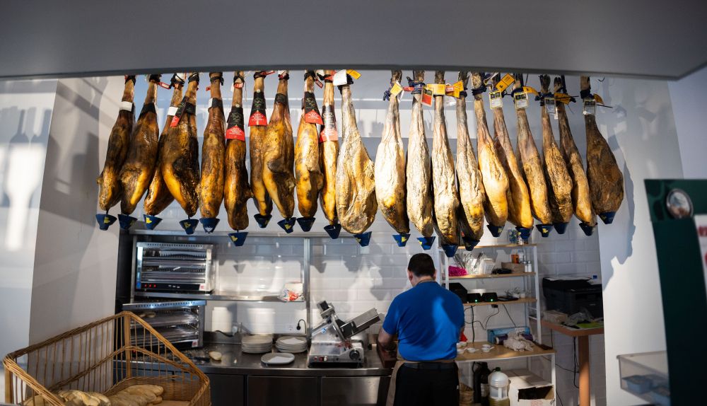 Barra de El Rincón del Jamón en El Puerto.