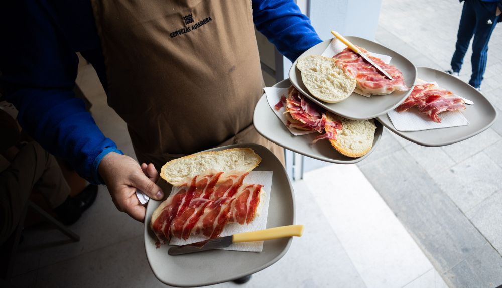 Los camareros sirven los desayunos.