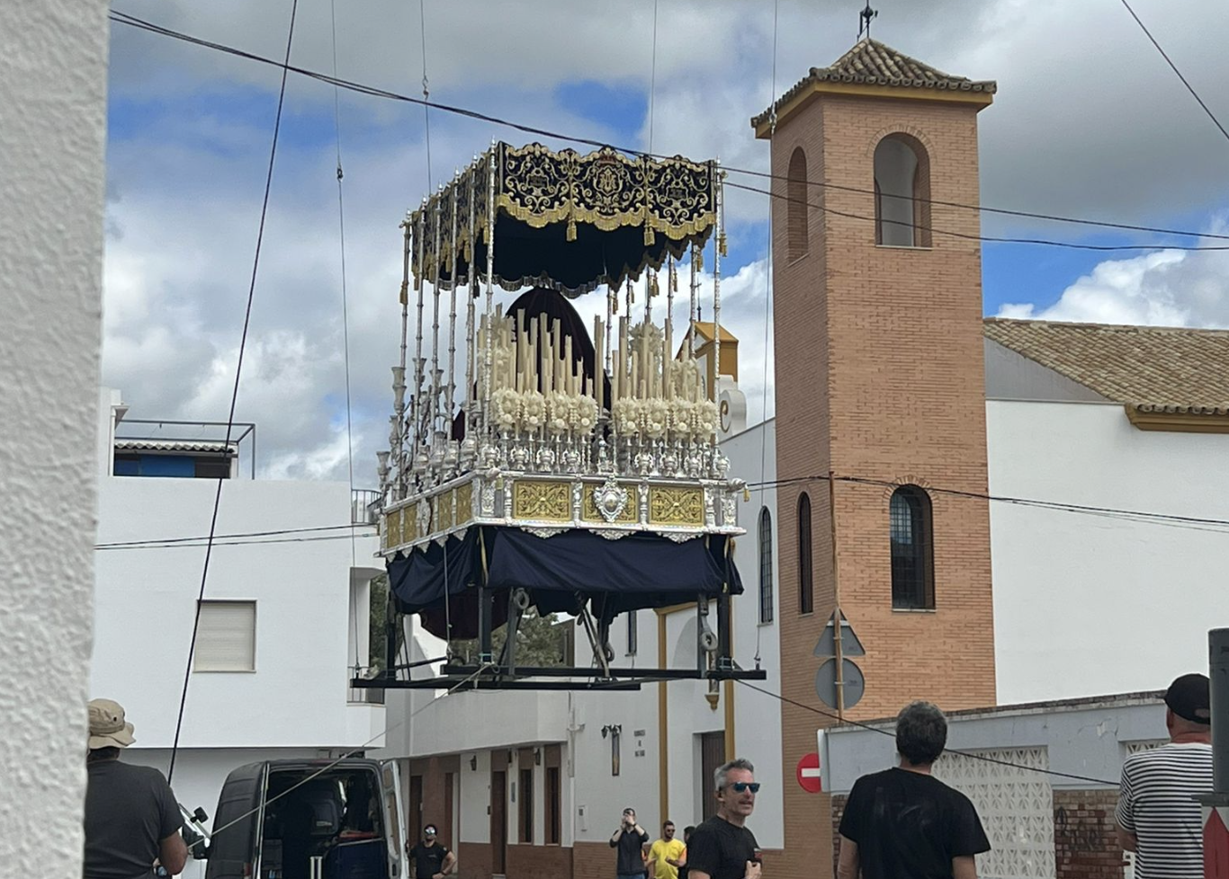El paso de palio de la Virgen de los Ángeles, por los aires. El paso de palio de la Virgen de los Ángeles, por los aires.