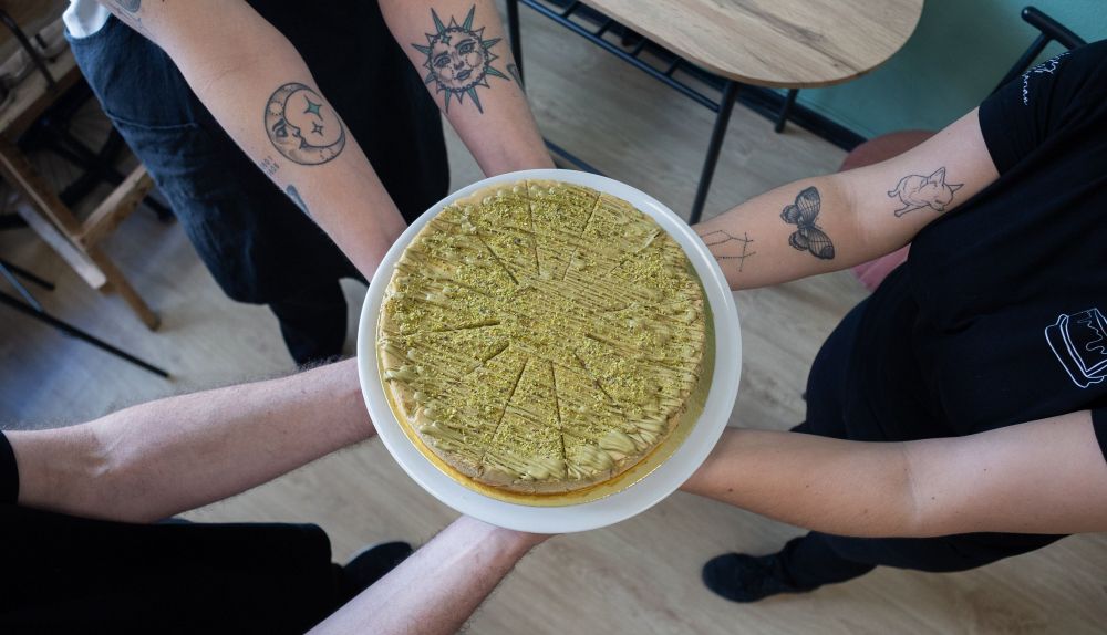 La familia muestra la tarta de queso de pistacho, una de sus estrellas.