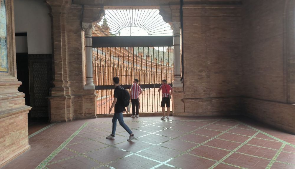 Varias personas buscando los sobres escondidos.