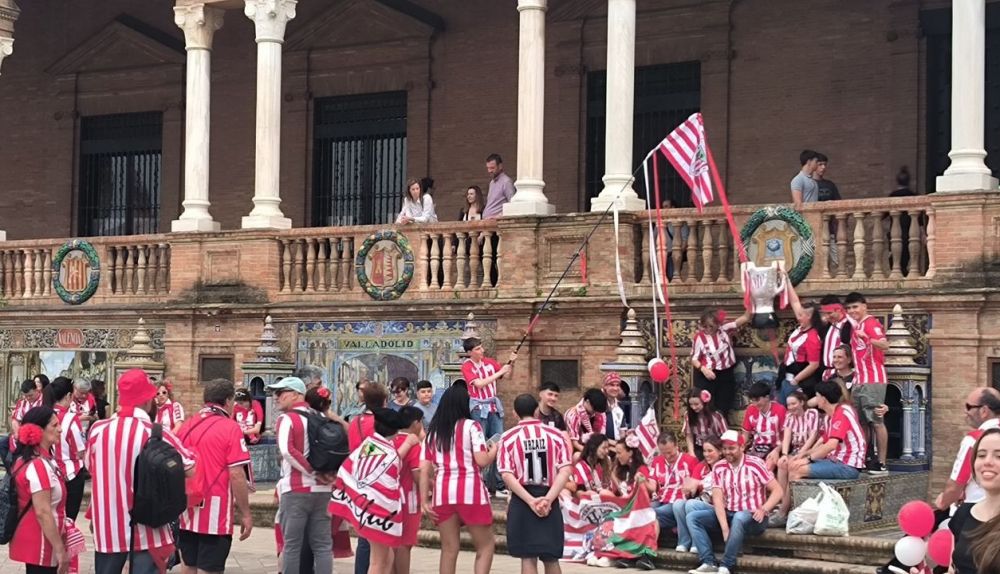 Los aficionados haciéndose fotos en los azulejos.