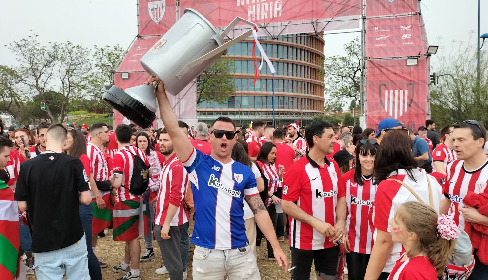 Aficionados vascos en la fan zone.