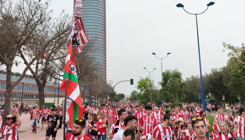 La marea vasca rumbo al estadio de La Cartuja.