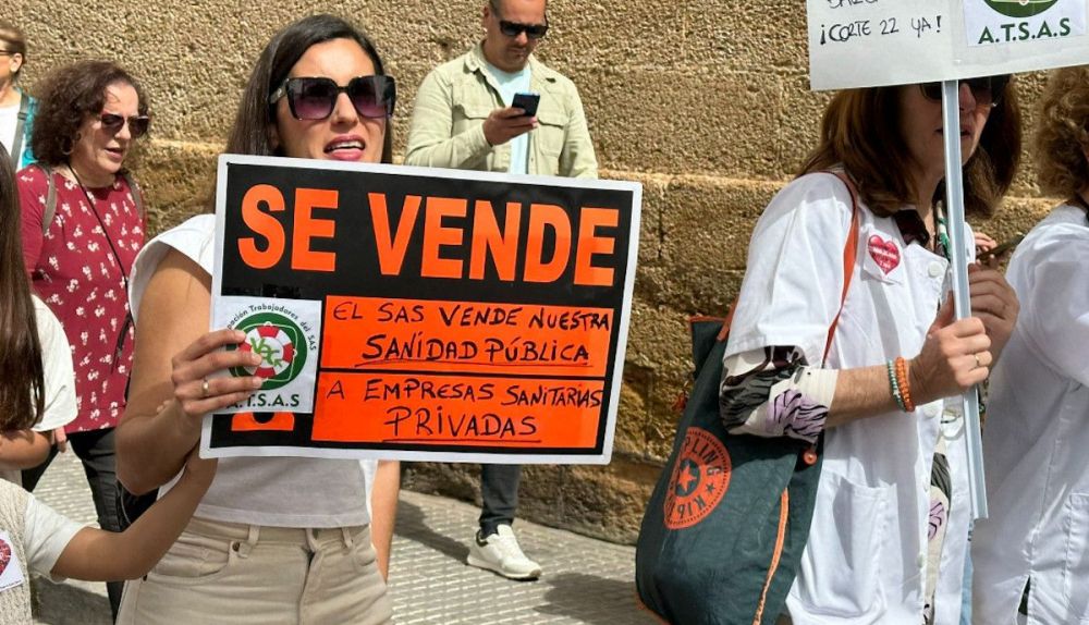 Pancartas en la manifestación de Cádiz.