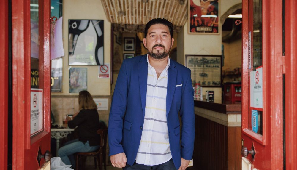 Tras cuatro años de intenso trabajo, Antonio Rey vuelve a lanzar un nuevo trabajo discográfico de estudio bajo el título 'Historias de un flamenco'