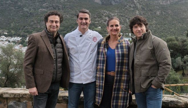 Jesulín de Ubrique, con los presentadores de 'MasterChef'.