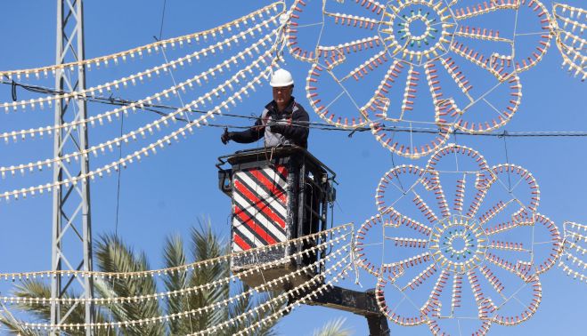 Un trabajador montando el alumbrado.
