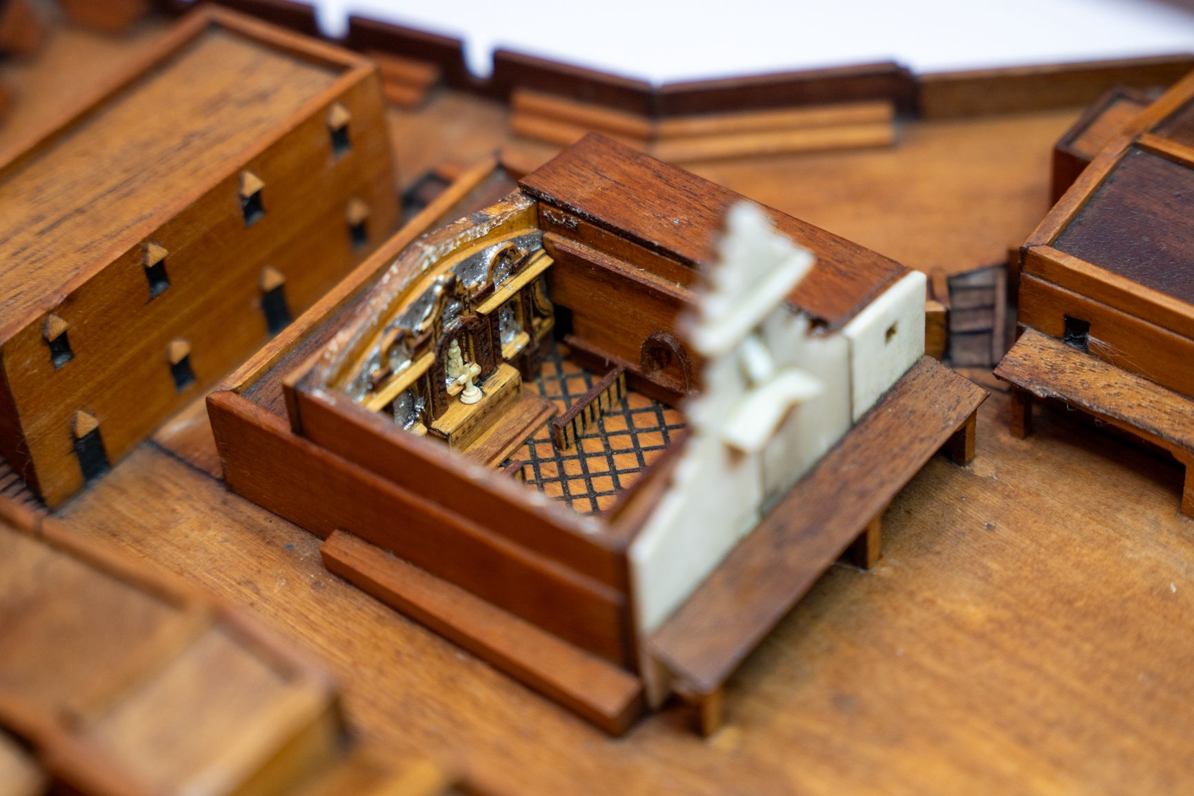 Detalle del interior de la capilla de Santa Catalina en miniatura, hasta ahora desconocido.   REYNA