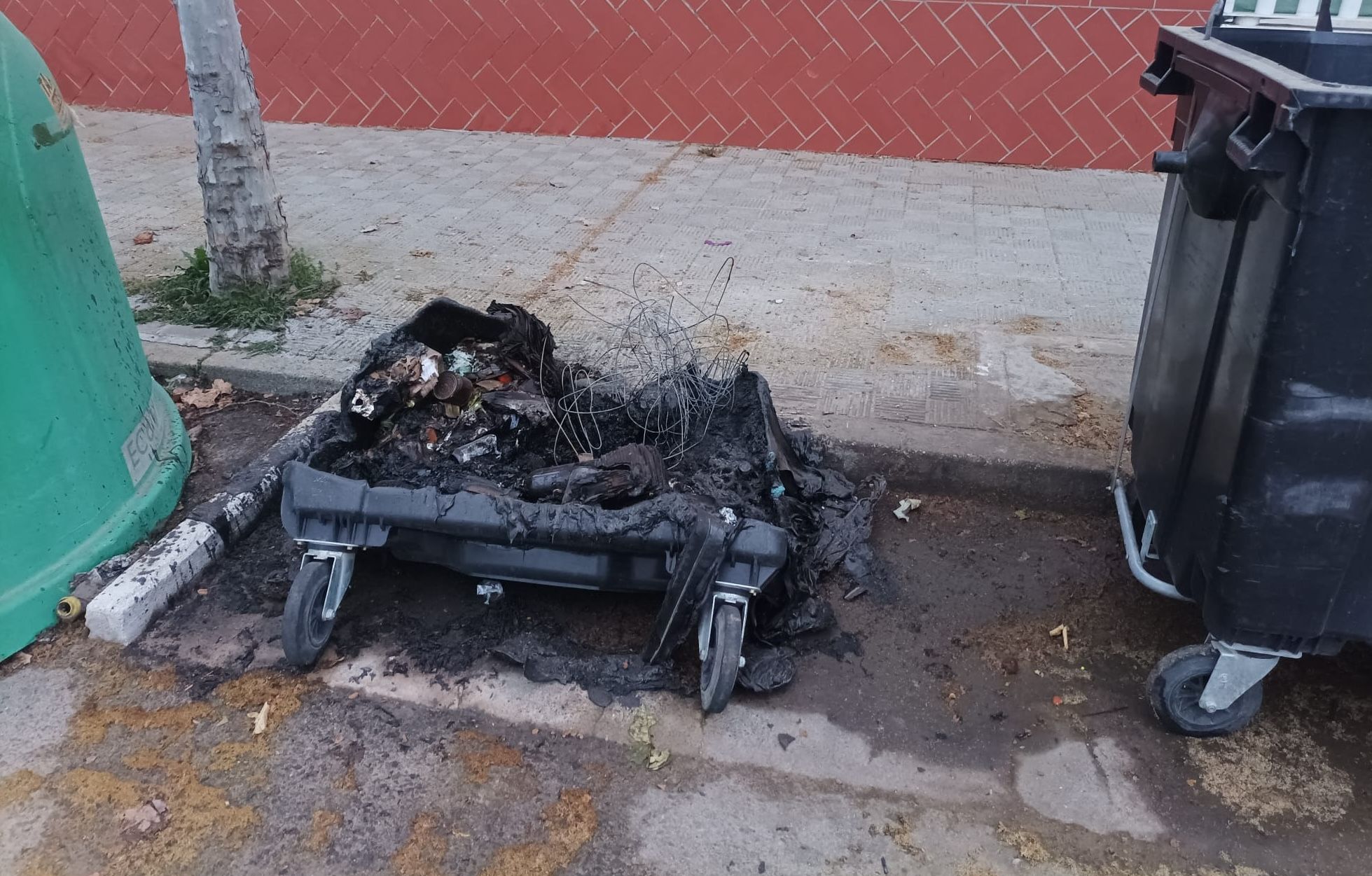 Contenedor achicharrado en Los Palacios hace apenas tres semanas.