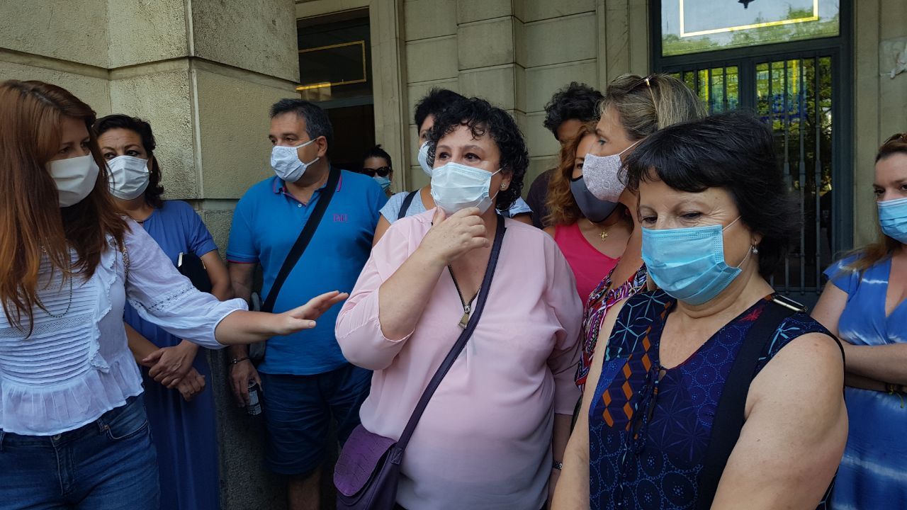 María Salmerón esta mañana a las puertas de la Audiencia de Sevilla. Foto: lavozdelsur.es