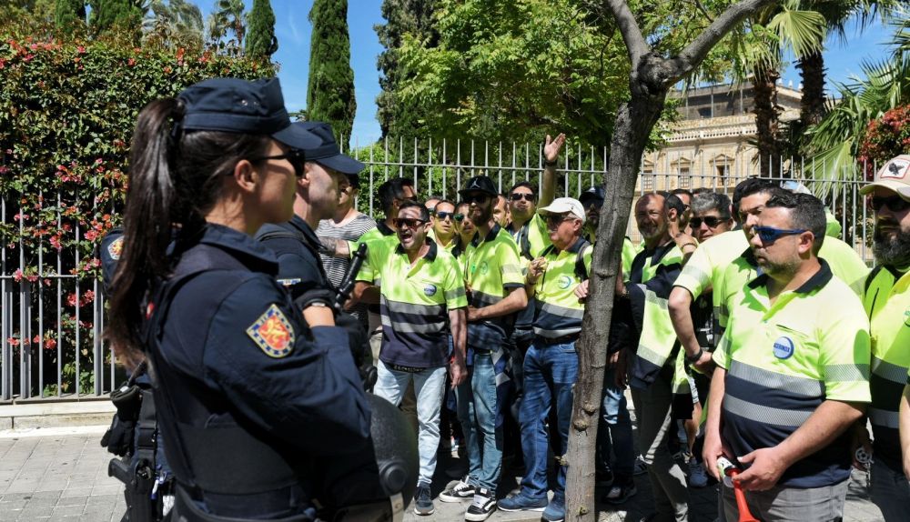 Un momento de la protesta de los trabajadores este jueves en Sevilla.