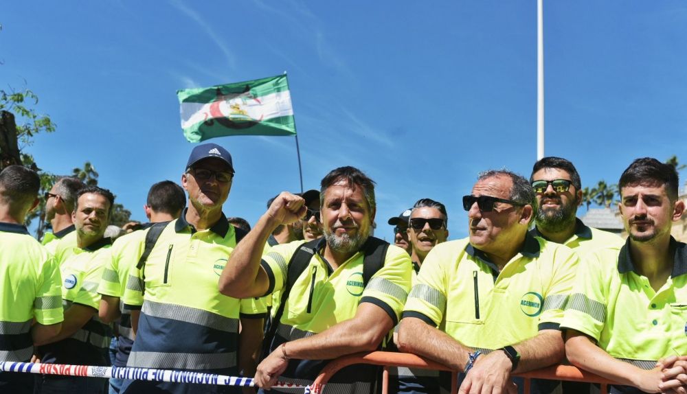 Imagen de varios de los trabajadores en la protesta ante el Parlamento andaluz.