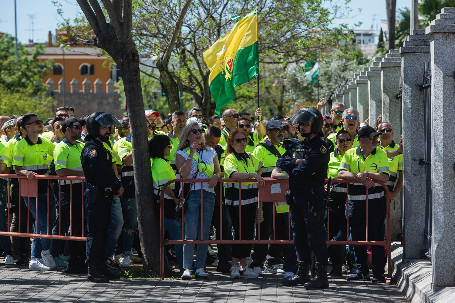 Trabajadores de Acerinox, en la concentarción a las puertas del Parlamento andaluz Trabajadores de Acerinox, en la concentarción a las puertas del Parlamento andaluz
