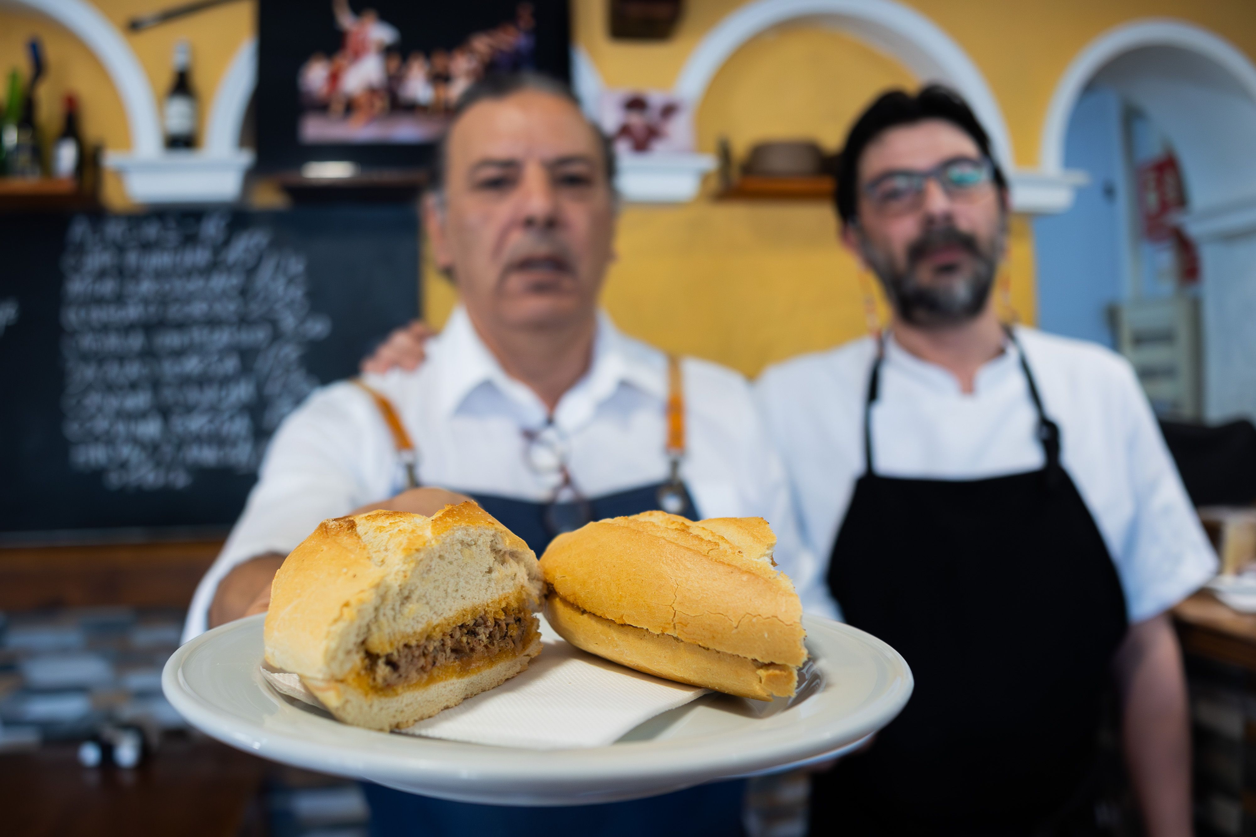 El montadito de 'pringá', uno de los grandes alicientes de MaríaManuela, un bar heredero del Volapié.