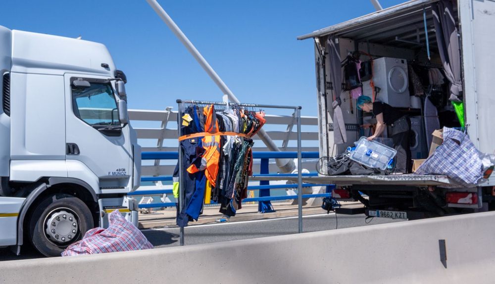 Descarga de vestuario y atrezzo para el rodaje de escenas de acción automovilística sobre el viaducto gaditano.  REYNA