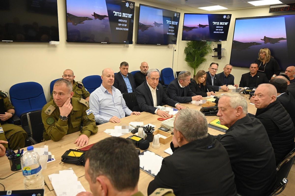 El primer ministro de Israel, Benjamín Netanyahu, en el gabinete de crisis por el ataque de Irán. El primer ministro de Israel, Benjamín Netanyahu, en el gabinete de crisis por el ataque de Irán.