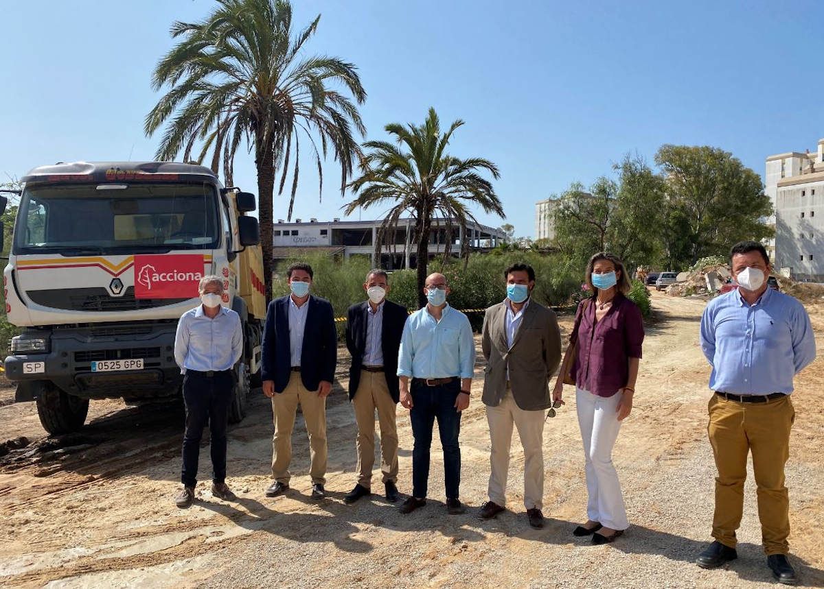 El alcalde, Germán Beardo, junto a la delegada de Urbanismo, Danuxia Enciso, y los promotores de Acciona.