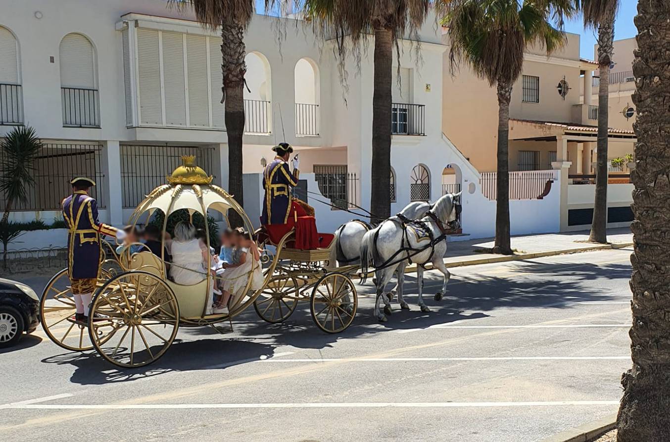 Una carroza, como la de Cenicienta, en Sanlúcar de Barrameda para una Primera Comunión. 