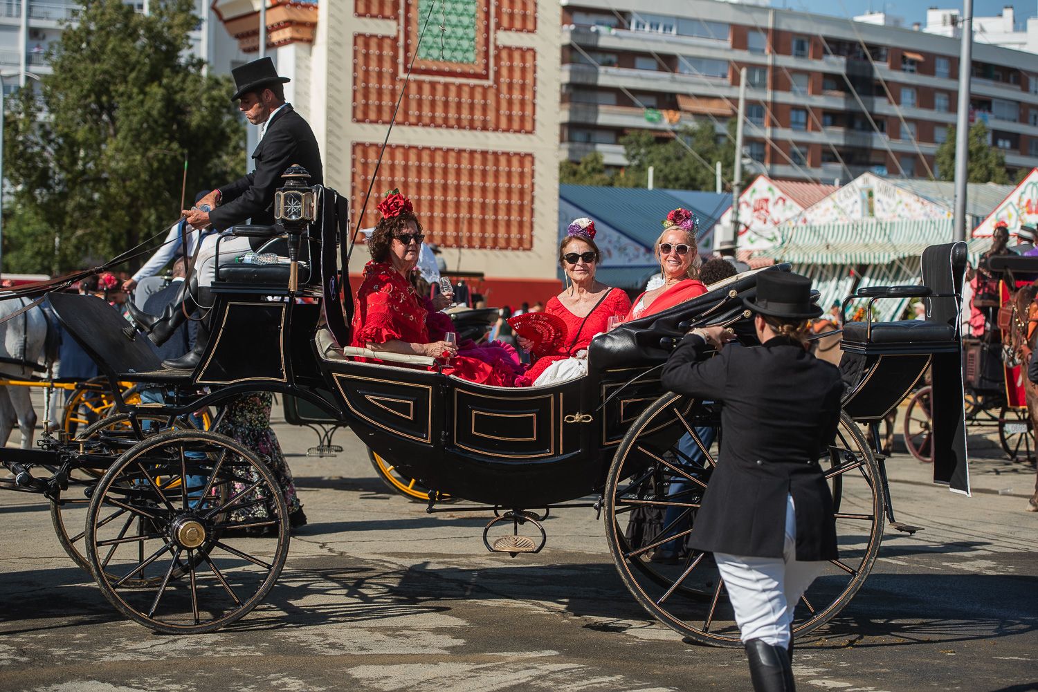 Un lunes brillante en la Feria de Abril de Sevilla.