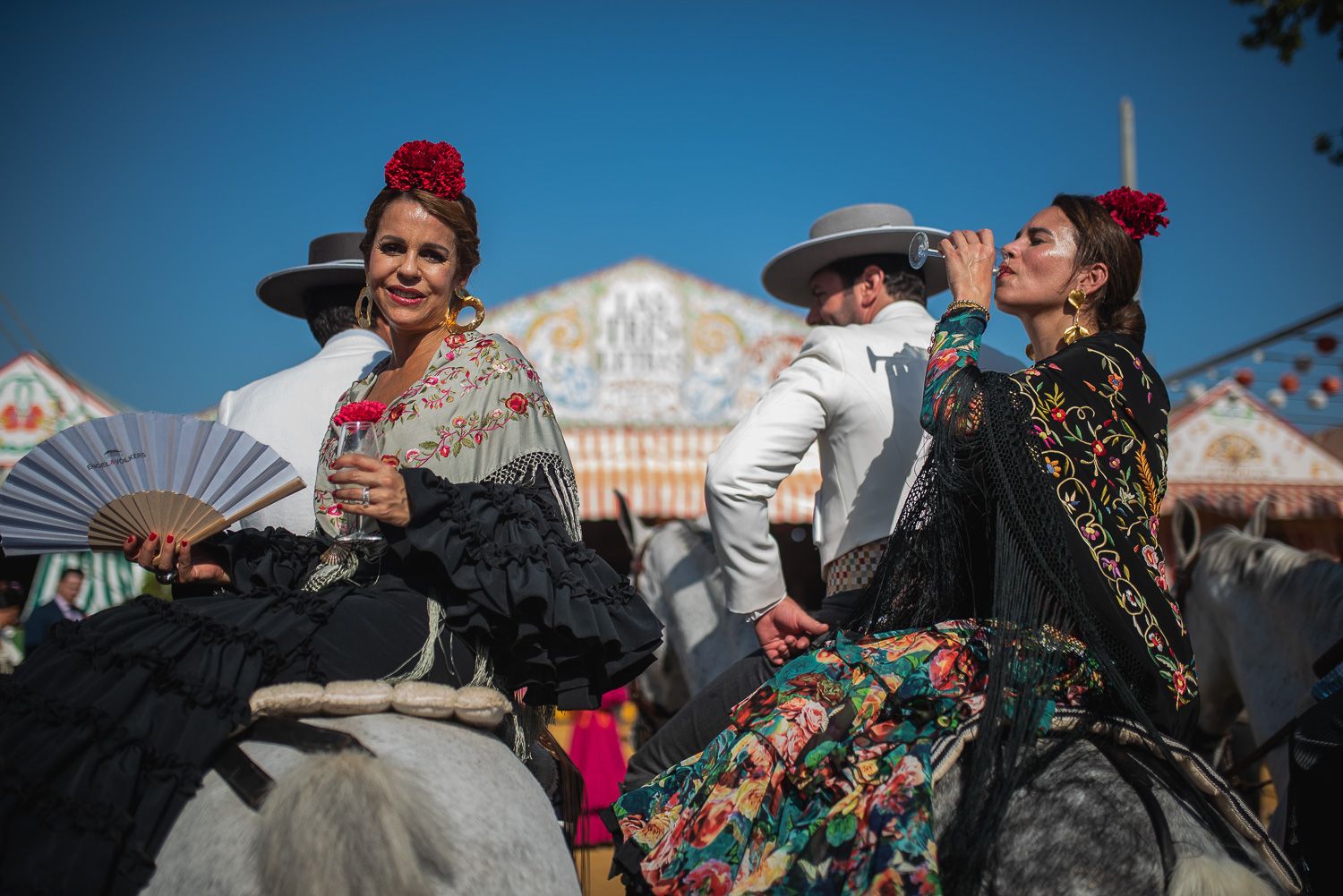 Un lunes brillante en la Feria de Abril de Sevilla.