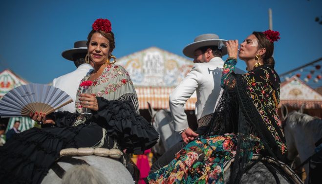 Un lunes brillante en la Feria de Abril de Sevilla.