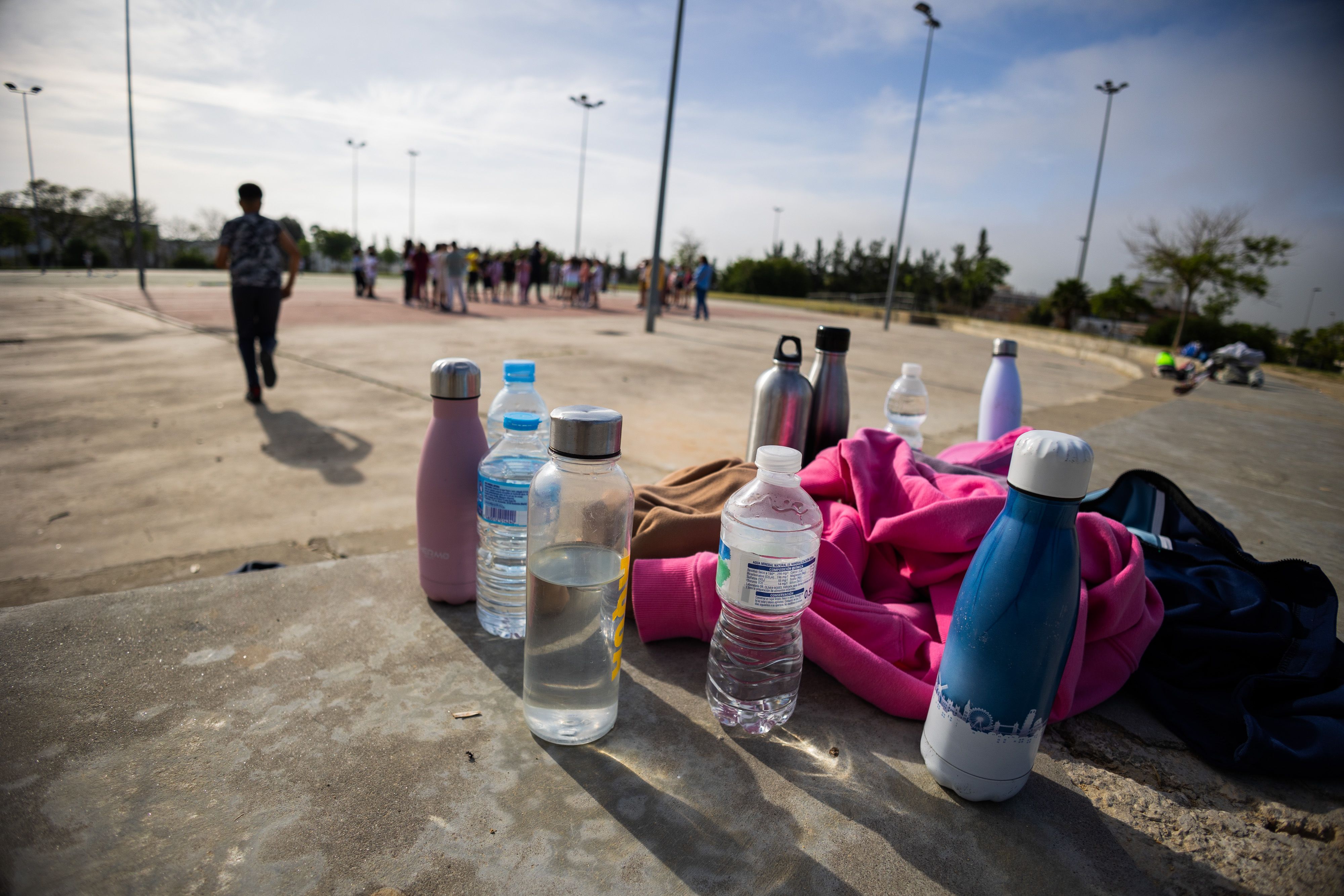 Botellas de agua contra el calor en un colegio público, en una imagen reciente.