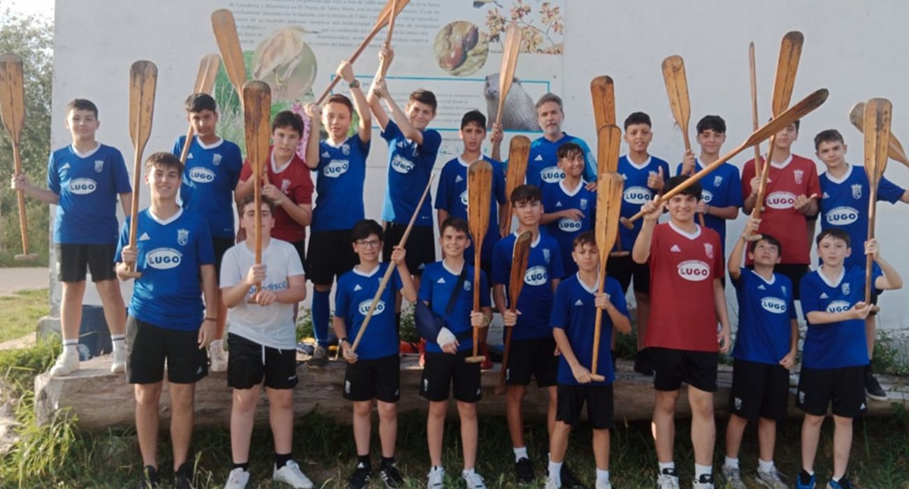 Los jóvenes integrantes del Infantil B del Xerez CD, con las palas de remo empleadas para remar en aguas del río Guadalete.