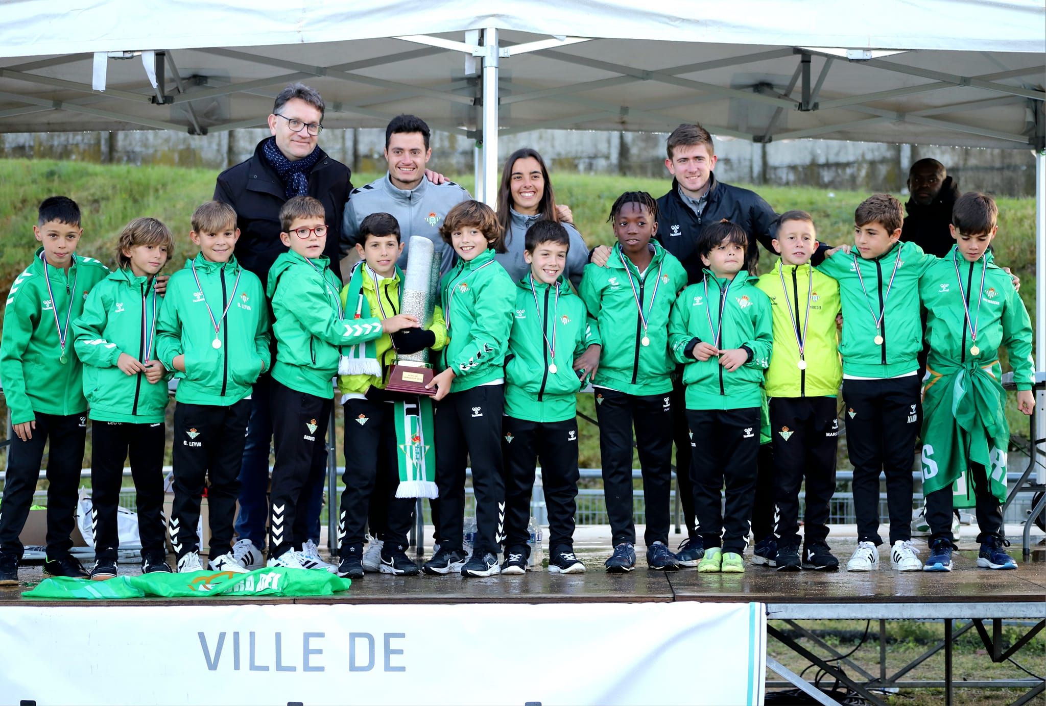 El joven equipo del Real Betis que ha conquistado un torneo internacional en Francia. El joven equipo del Real Betis que ha conquistado un torneo internacional en Francia.