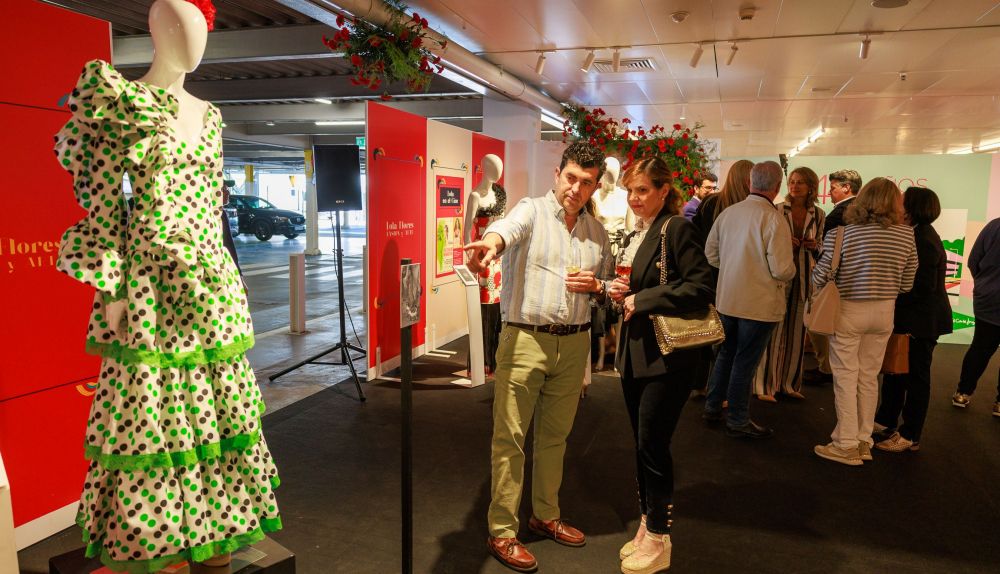 Numeroso público asistió a la apertura en el hall del centro comercial. 