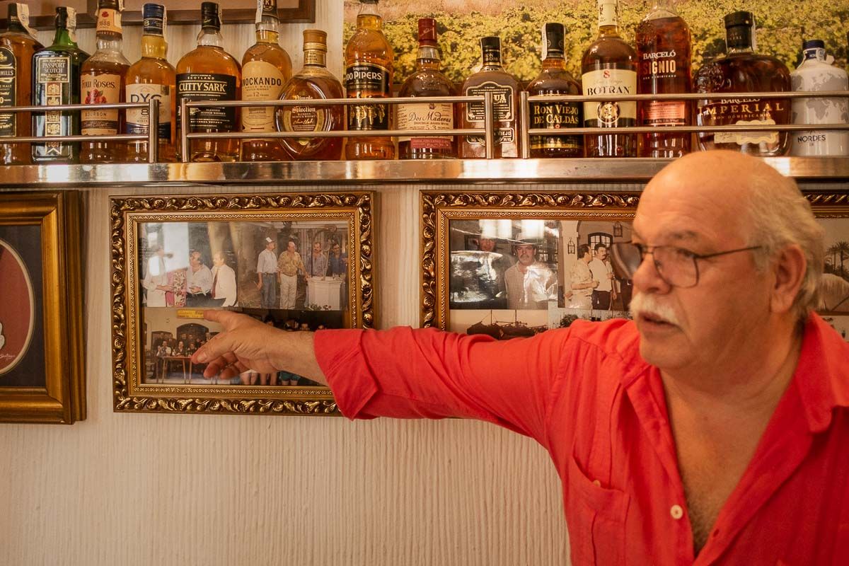 Manolo Lugo, 40 años haciendo 'el Camino': "Lo que hemos hecho es vender y divertirnos". En la imagen, muestra fotografías históricas de su negocio, tras la entrevista con lavozdelsur.es. FOTO: MANU GARCÍA