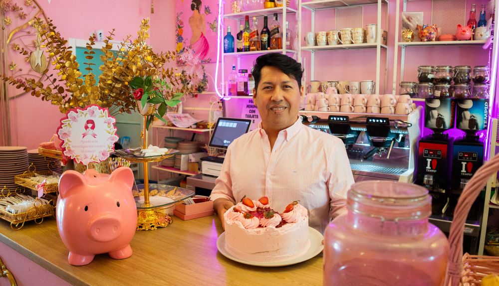 El repostero en el interior del local.