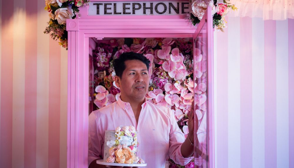 Miguel Eguez en la cabina decorativa.
