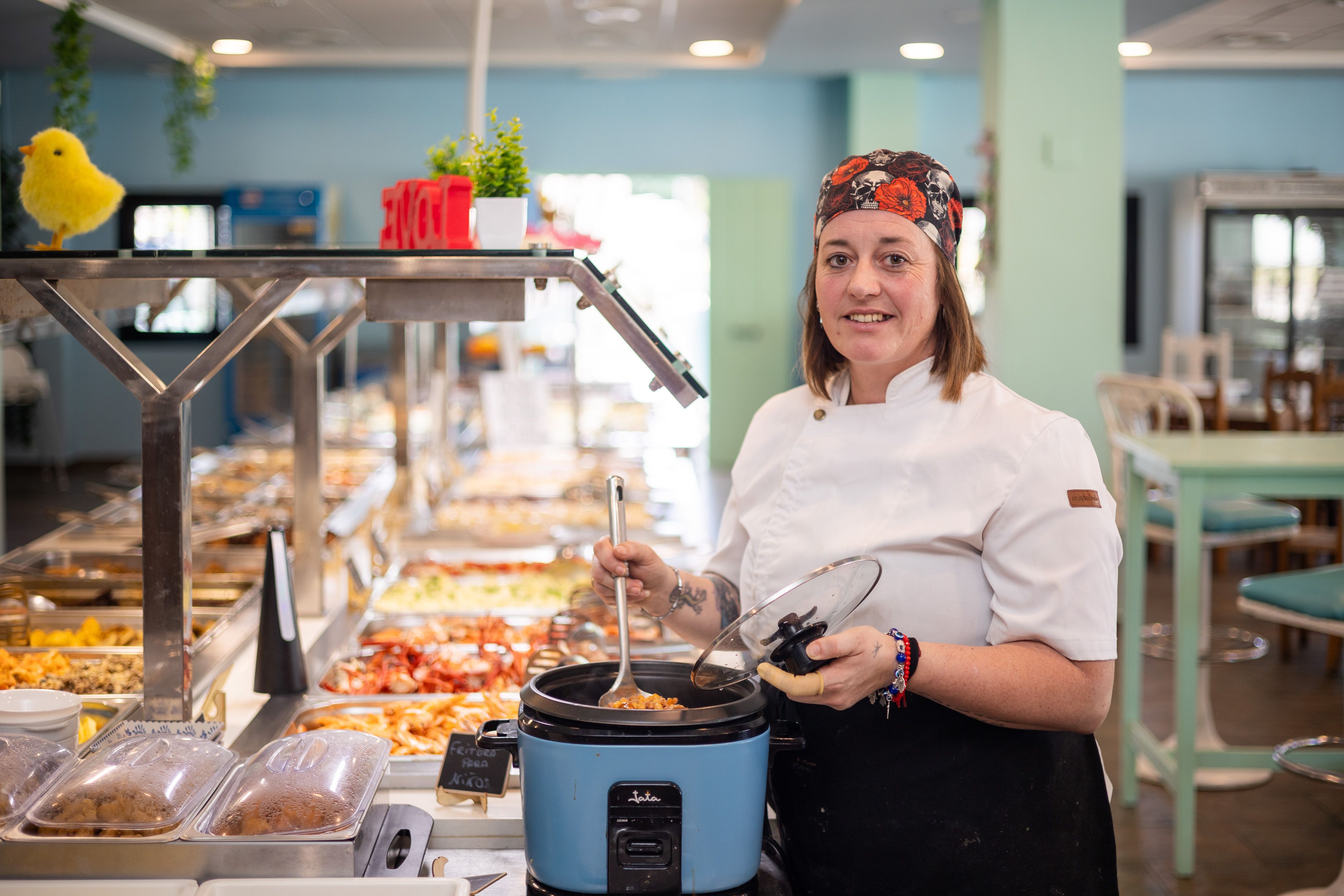 Sonia López, chiclanera al frente del buffet Como en casa, con uno de los guisos. Sonia López, chiclanera al frente del buffet Como en casa, con uno de los guisos.
