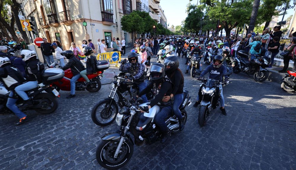 "Solicitaremos a HORECA que cierren los bares al paso de las cofradías". Caravana motera en Cristina. 