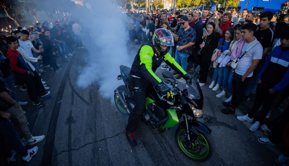 Moteros, en la avenida de Europa, el sábado del Gran Premio de Motociclismo en Jerez. 
