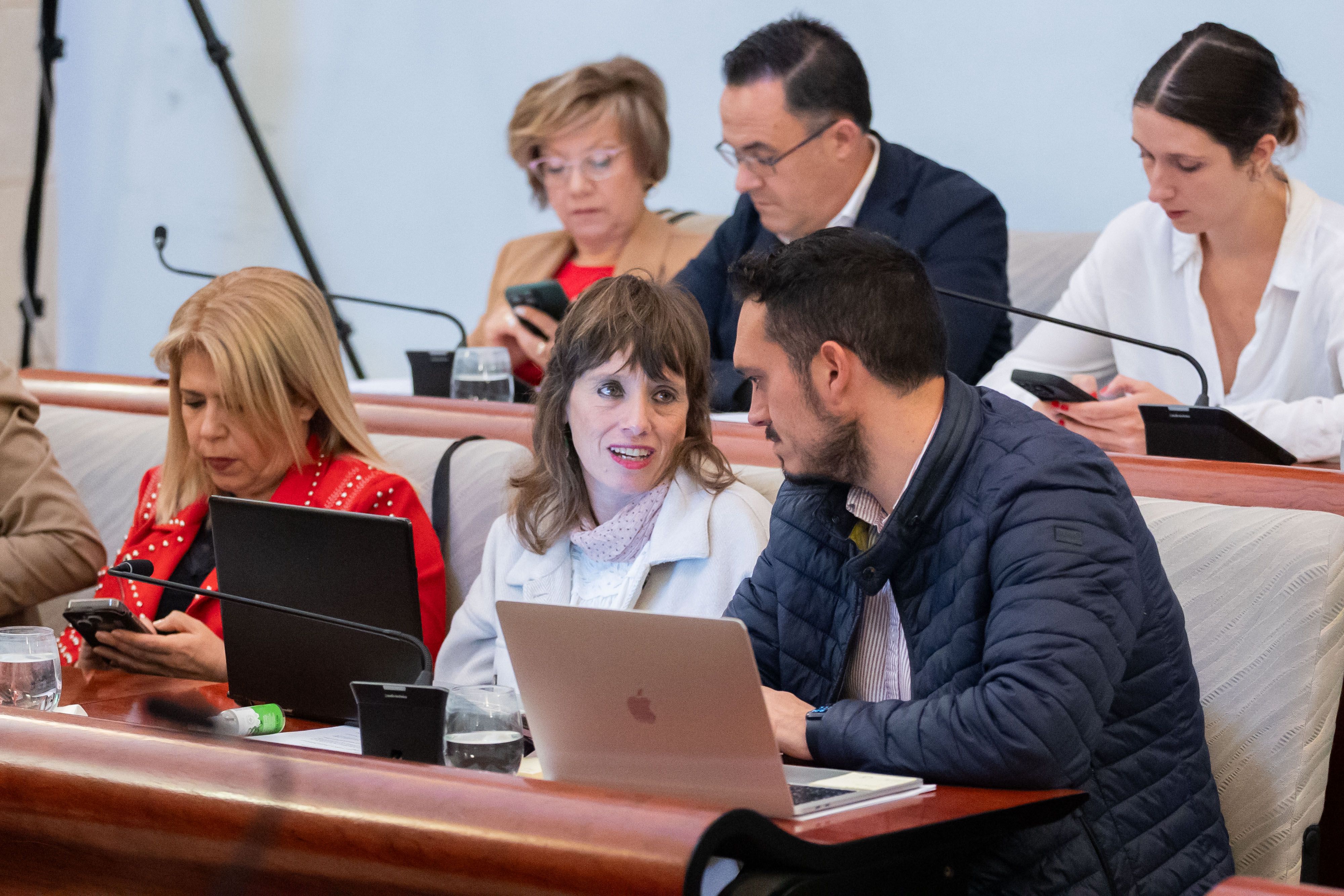 La ex alcaldesa Mamen Sánchez, y la ex teniente de alcaldesa de Recursos Humanos, Laura Álvarez, en el pasado pleno.