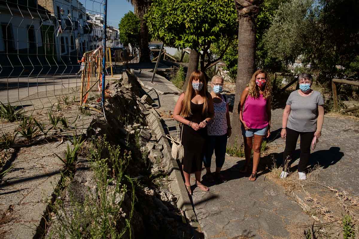 La alcaldesa de El Bosque, en primer término, junto a una de sus ediles y dos de las vecinas afectadas por los corrimientos de tierra en el municipio. FOTO: MANU GARCÍA