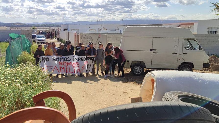 Vecinos concentrados para impedir el derribo de la vivienda en Barbate.