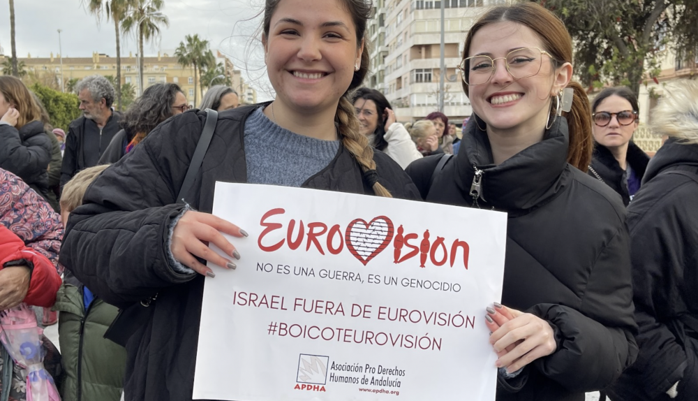 Dos chicas con el cartel de la campaña.