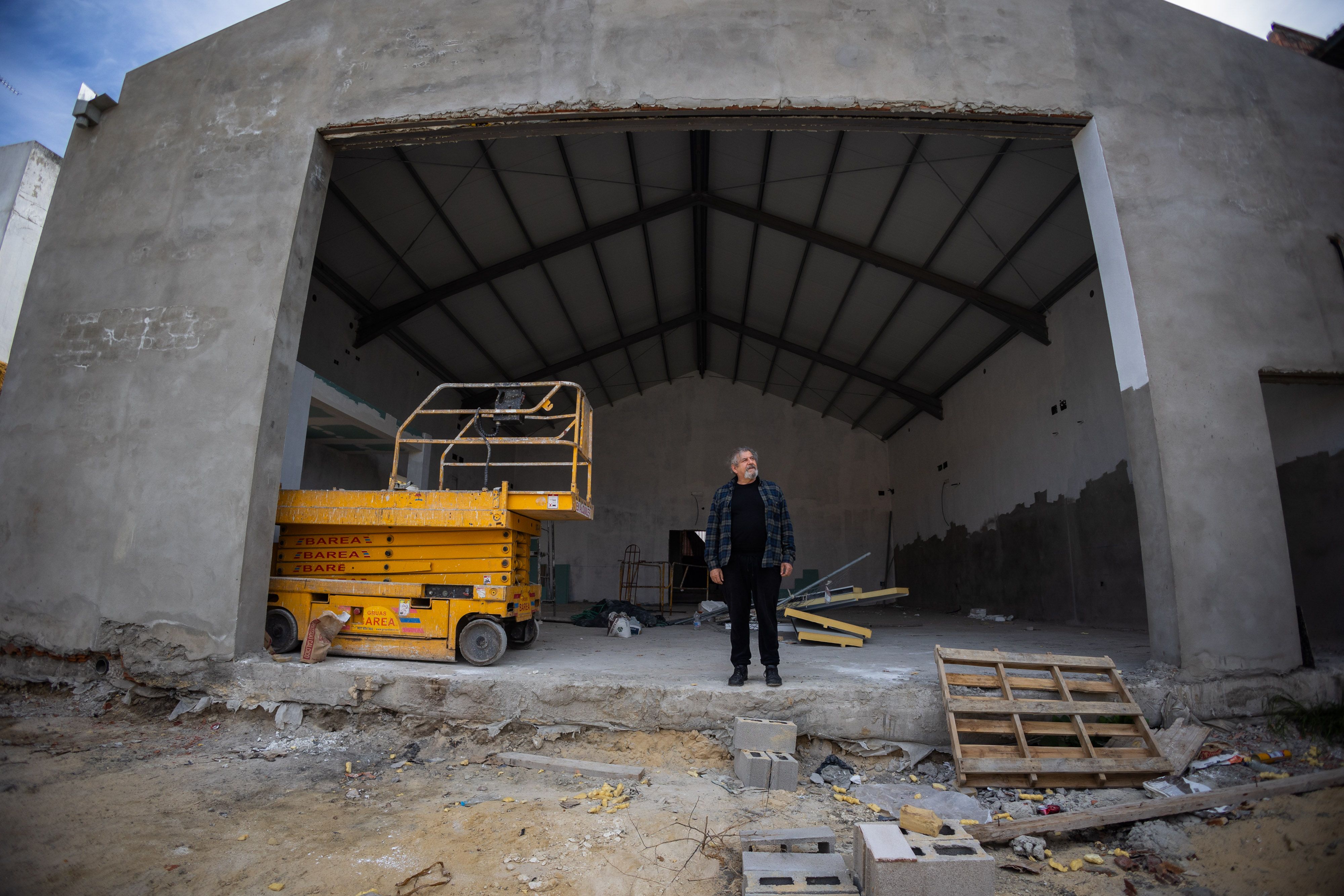 Dentro de la construcción del otro gran teatro en el punto más alto del centro de Jerez. Juanma Benito, ante la sala del futuro teatro de Molino de Viento, en días pasados.