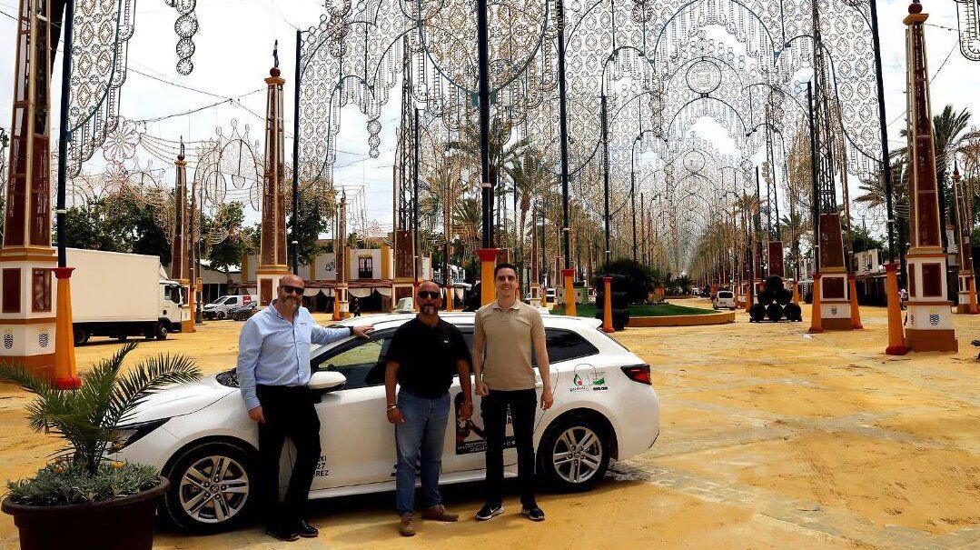 Espinar, en el recinto ferial junto a representantes del sector del taxi.