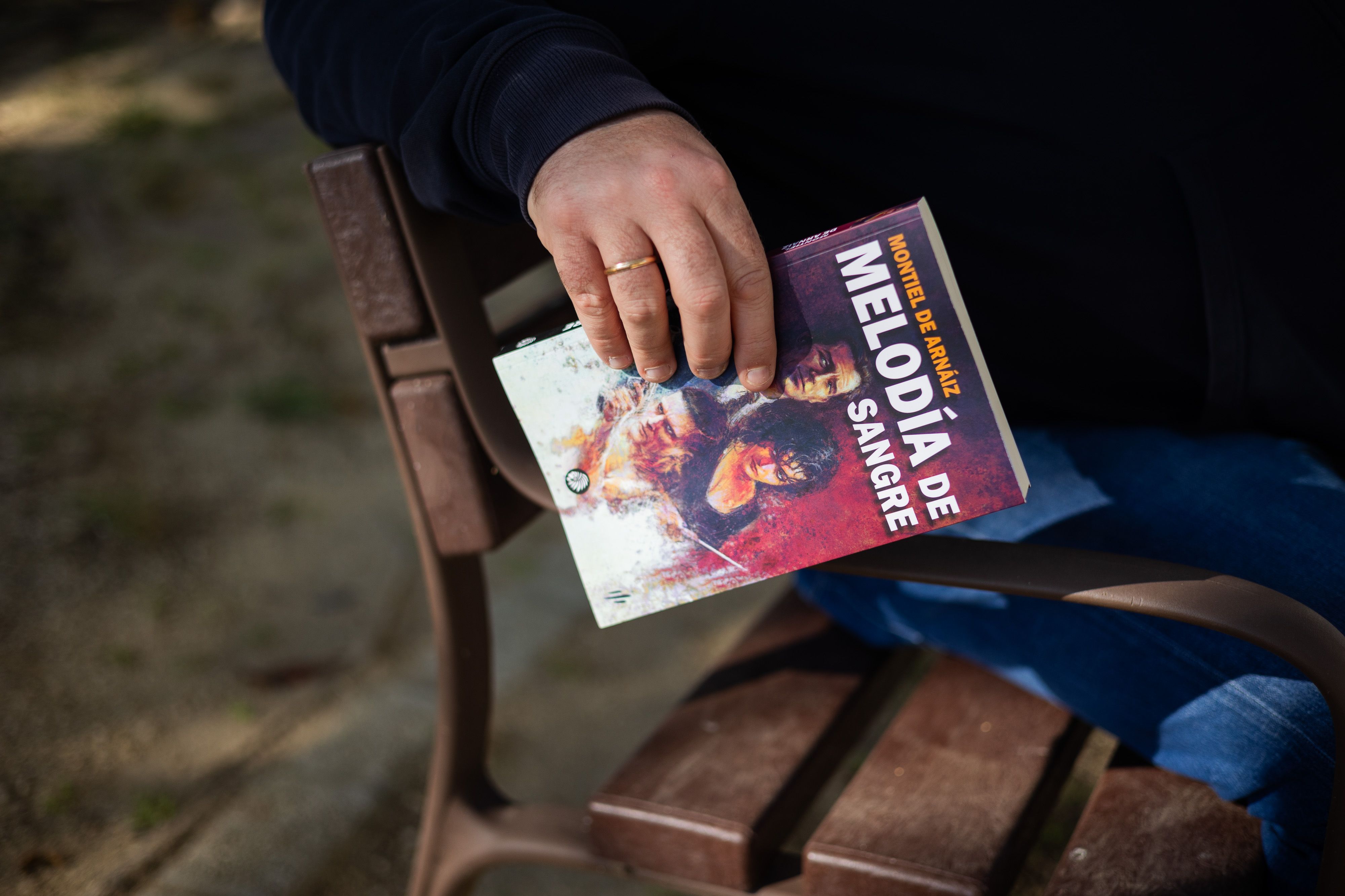 Cubierta de la última novela de Enrique Montiel, 'Melodía de sangre'.