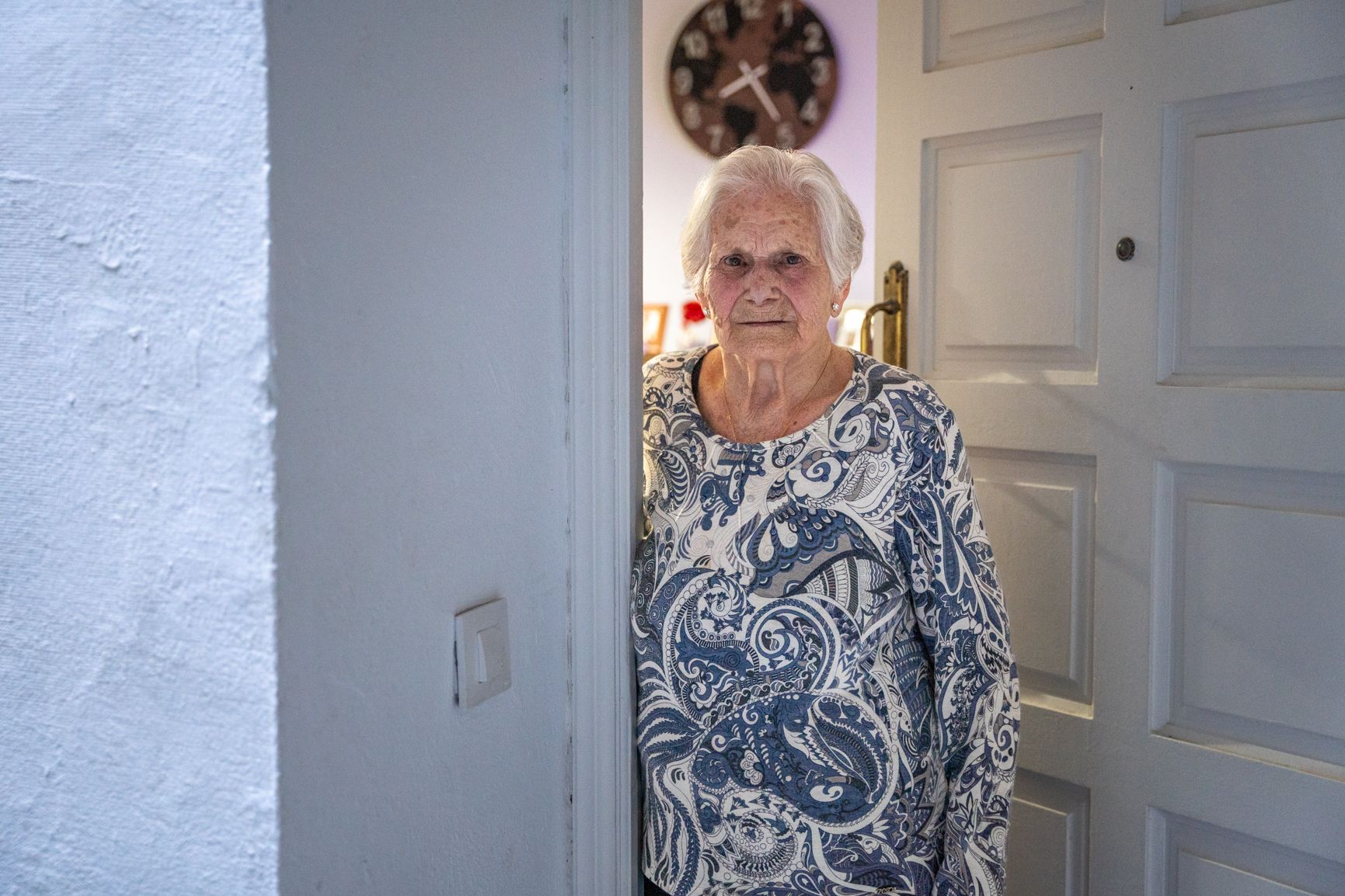 María Muñoz, ante la vivienda que tendrá que abandonar en junio para que sea un piso turístico.   REYNA