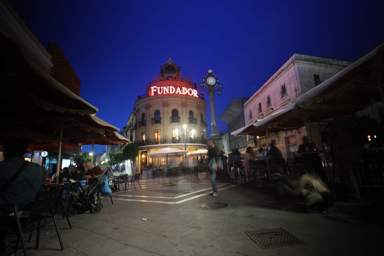 El luminoso de Bodegas Fundador, en el Gallo Azul, vuelve a estar encendido. El luminoso de Bodegas Fundador, en el Gallo Azul, vuelve a estar encendido.