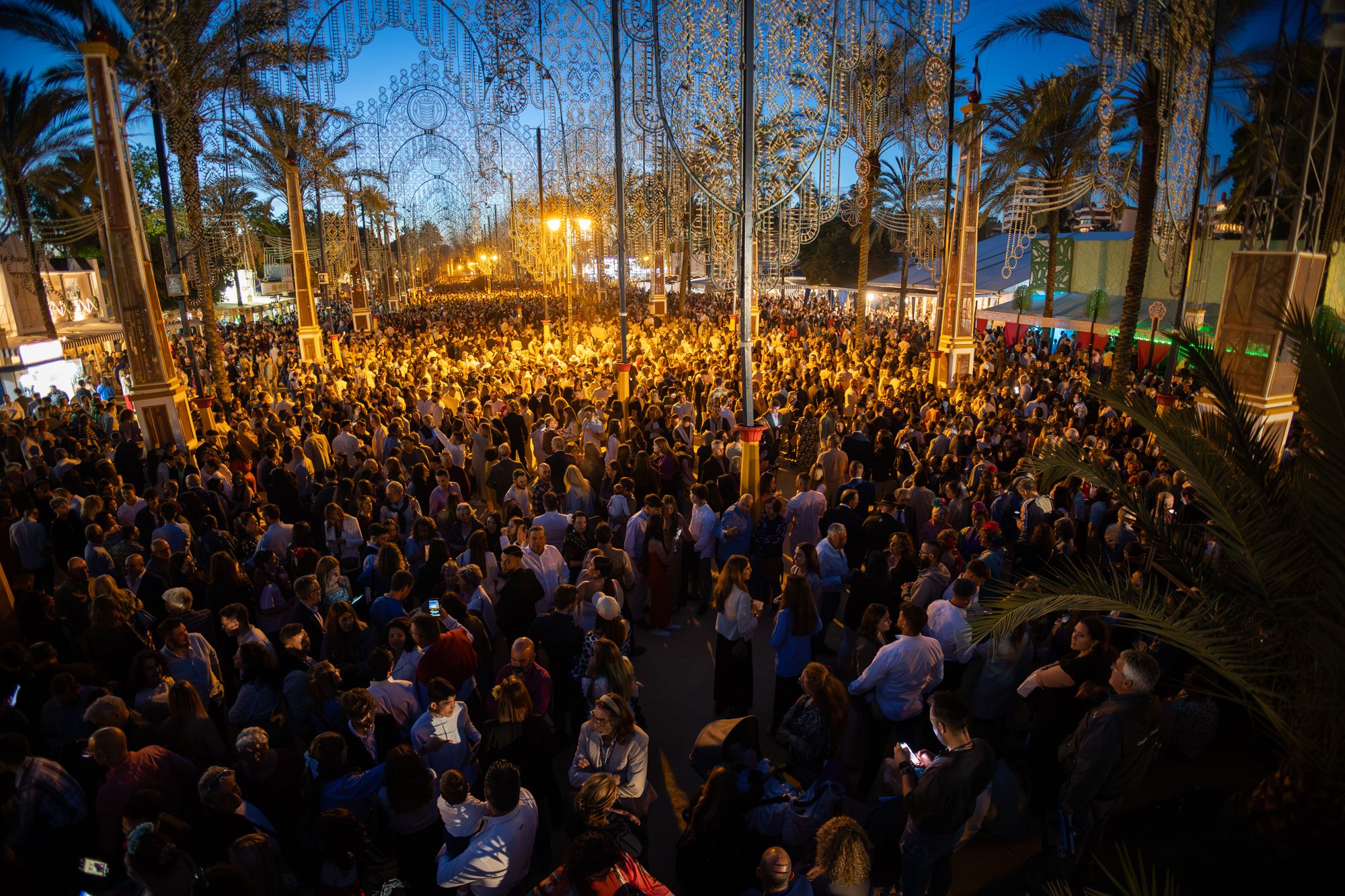Tras el encendido del alumbrado de la Feria se formó un colapso importante para salir y entrar en el Real. Tras el encendido del alumbrado de la Feria se formó un colapso importante para salir y entrar en el Real.