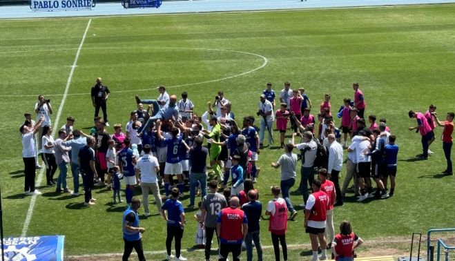 Los jugadores mantean al presidente del Xerez CD.